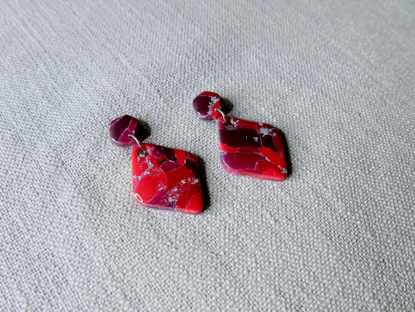 Red earrings rhombus