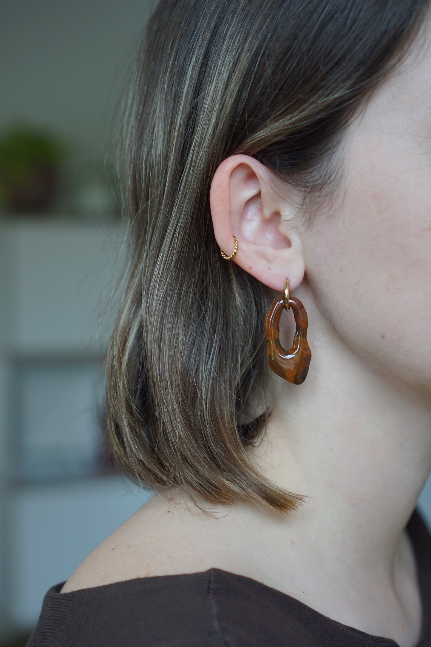 Amber tortoise hanger (silver ring)