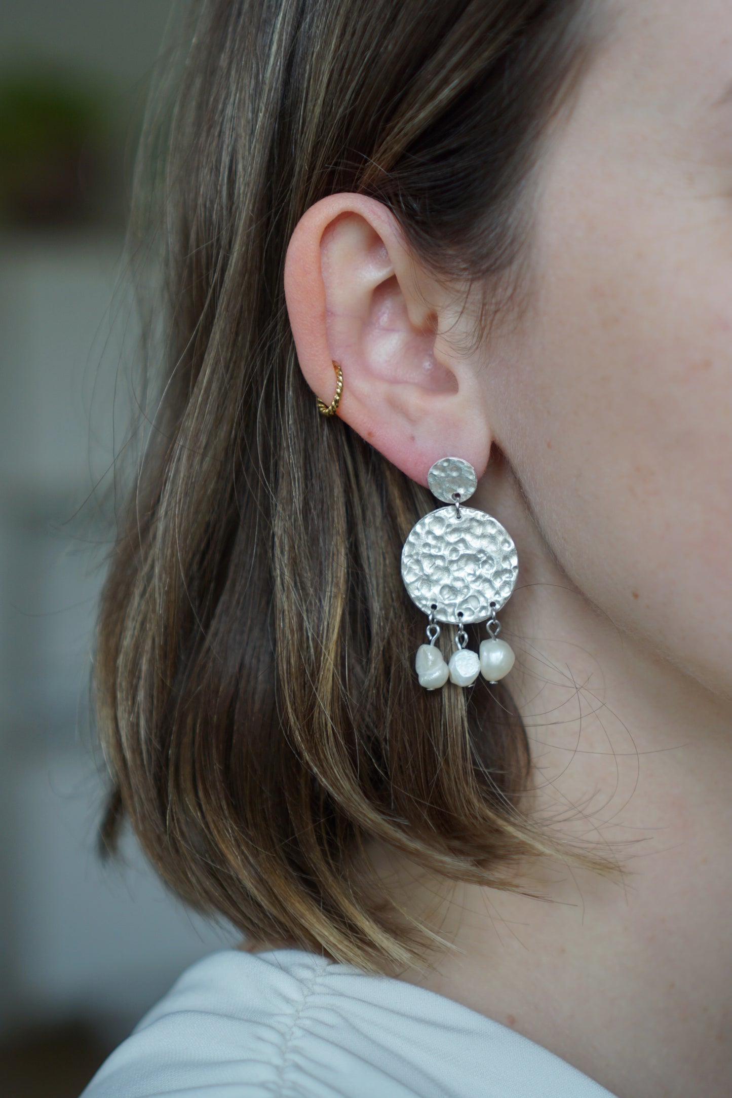 Silver earrings with pearls
