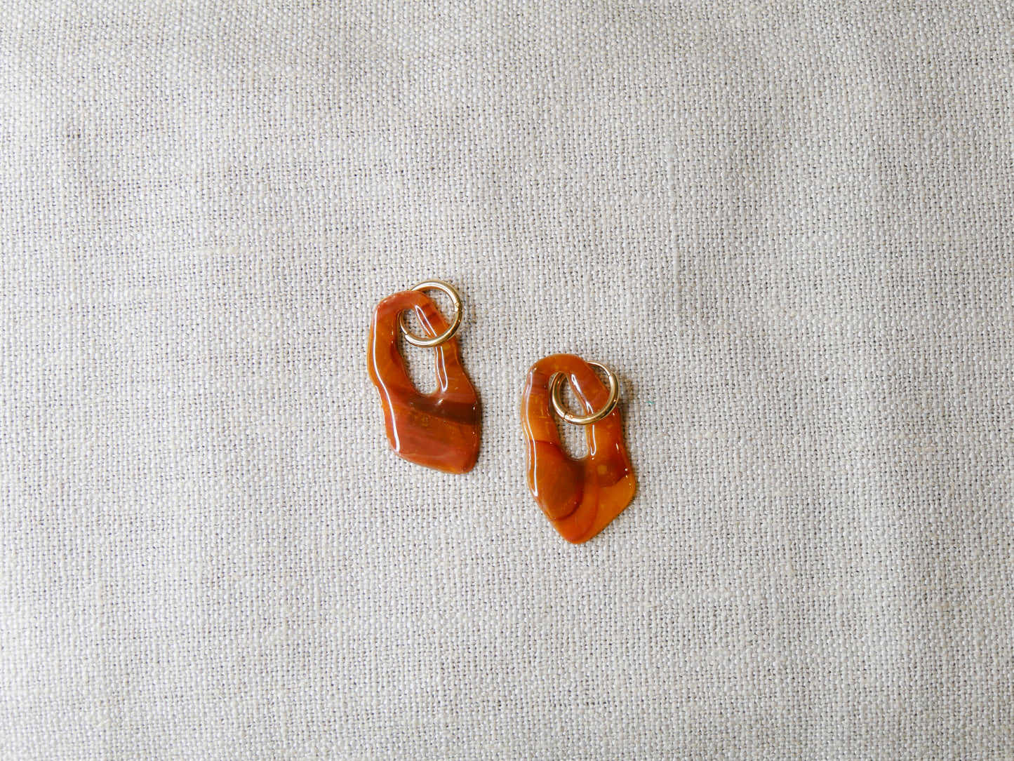 Amber tortoise hanger (gold ring)
