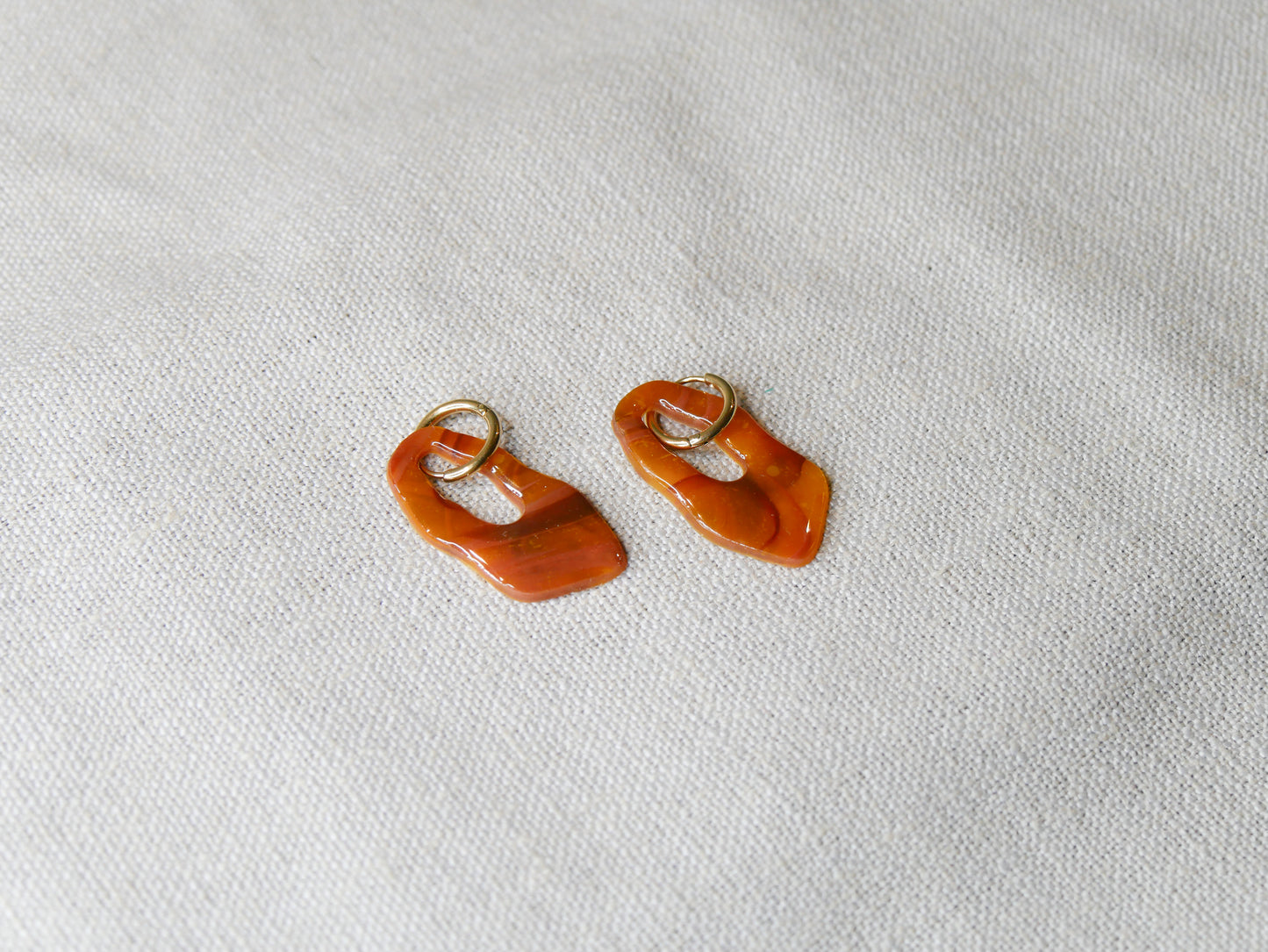 Amber tortoise hanger (gold ring)