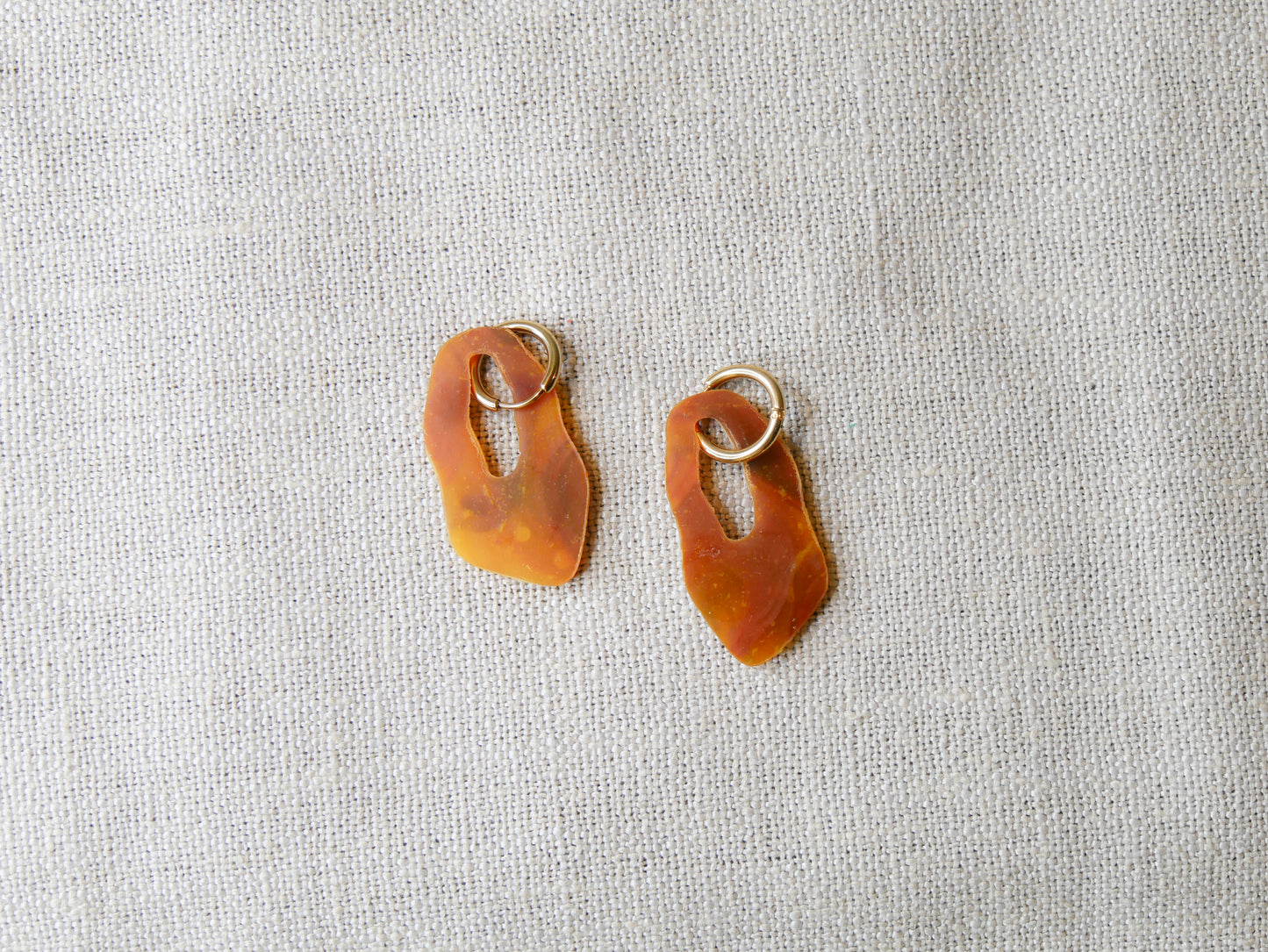 Amber tortoise hanger (gold ring)