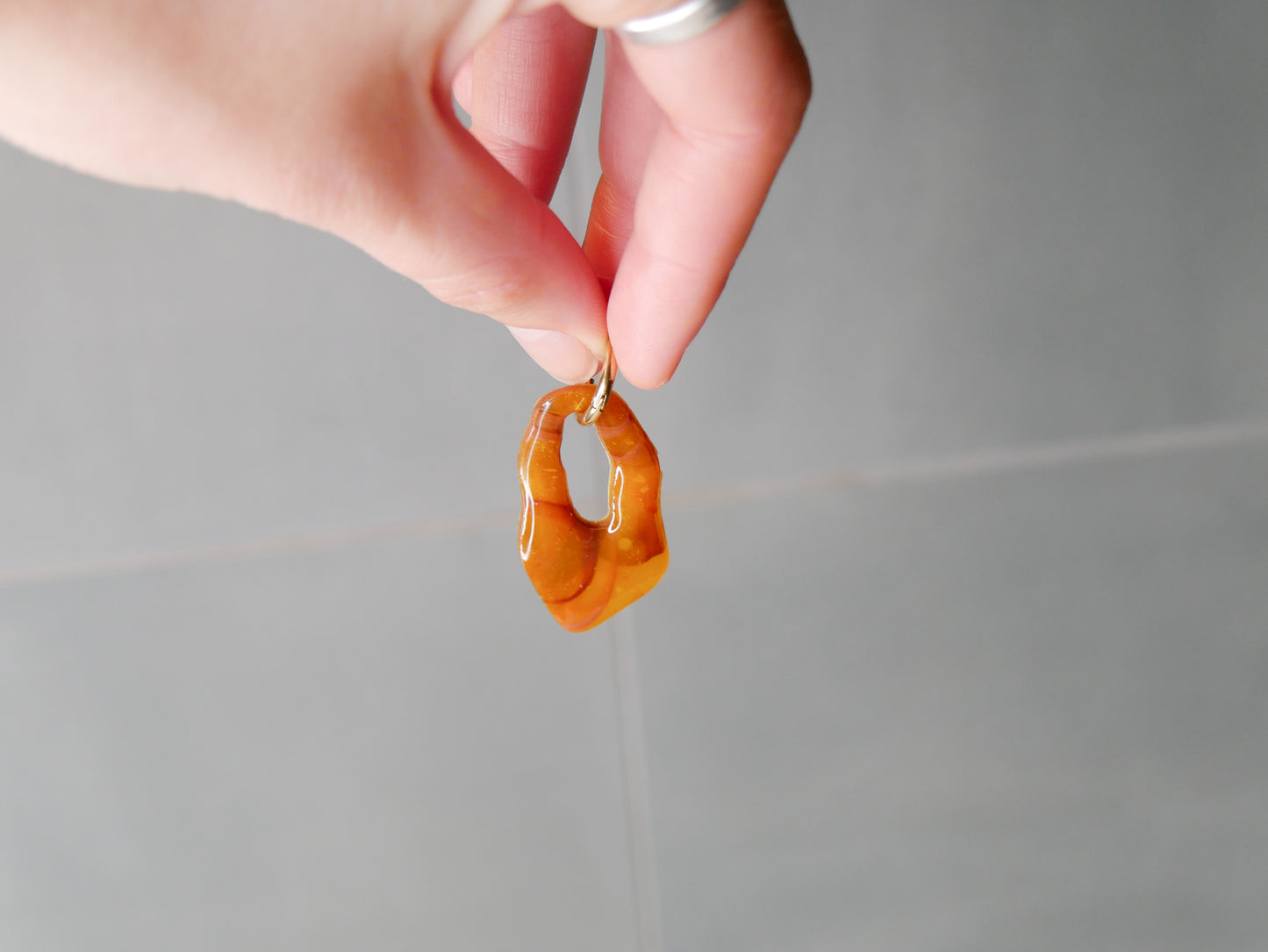 Amber tortoise hanger (gold ring)