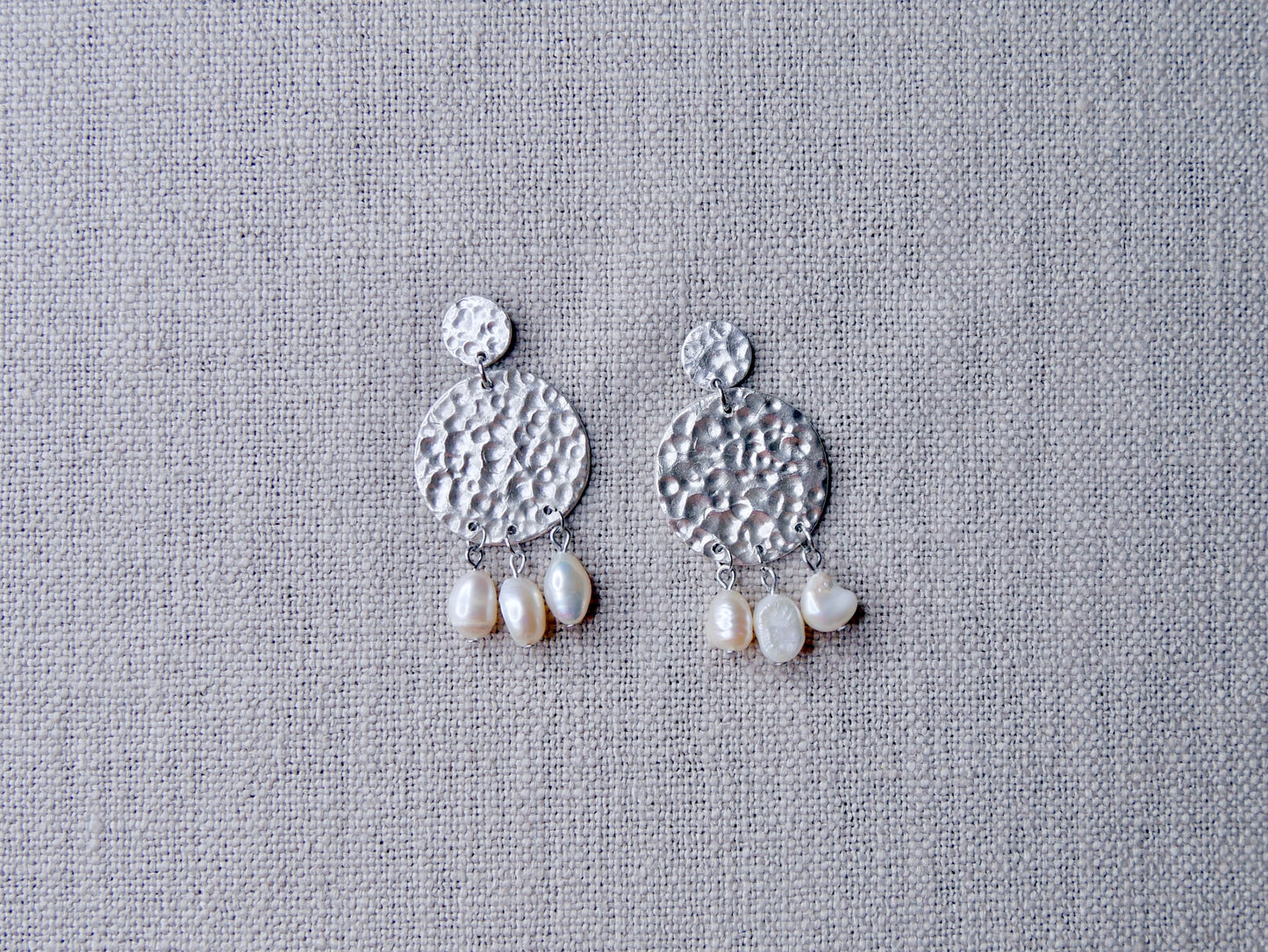 Silver earrings with pearls