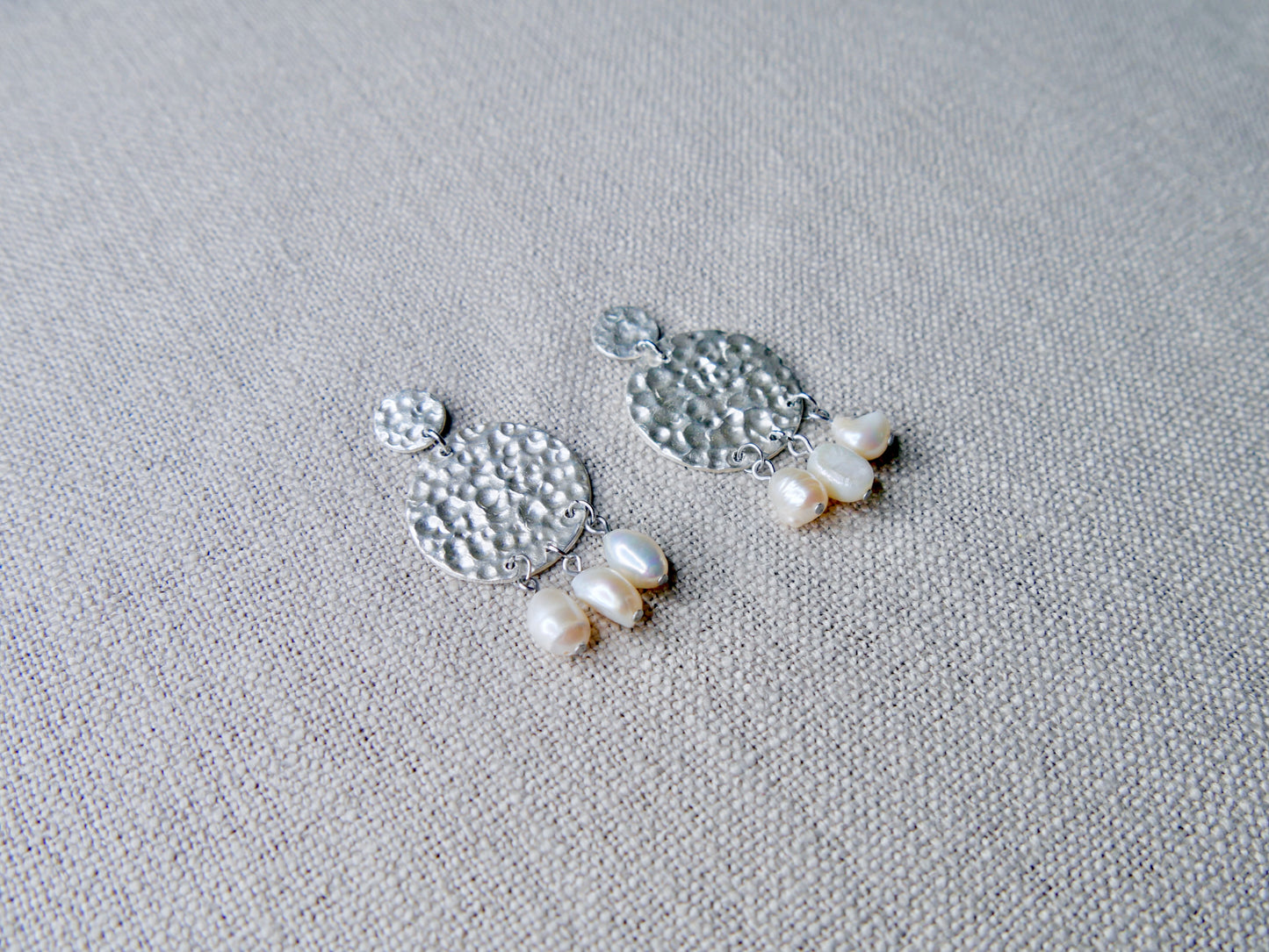 Silver earrings with pearls
