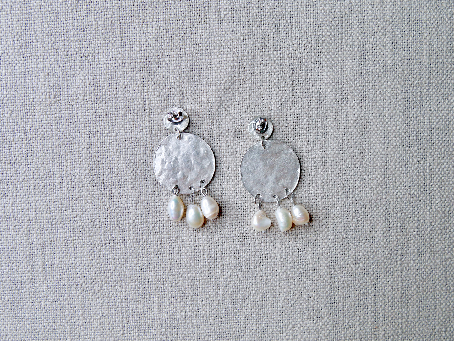 Silver earrings with pearls