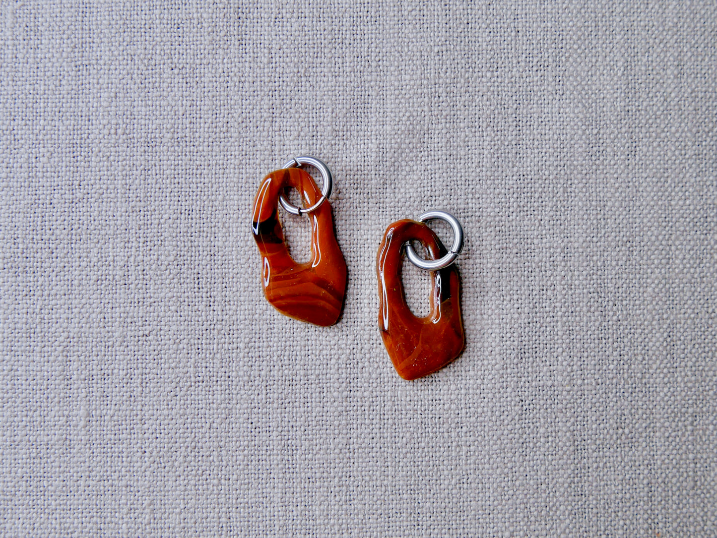 Amber tortoise hanger (silver ring)
