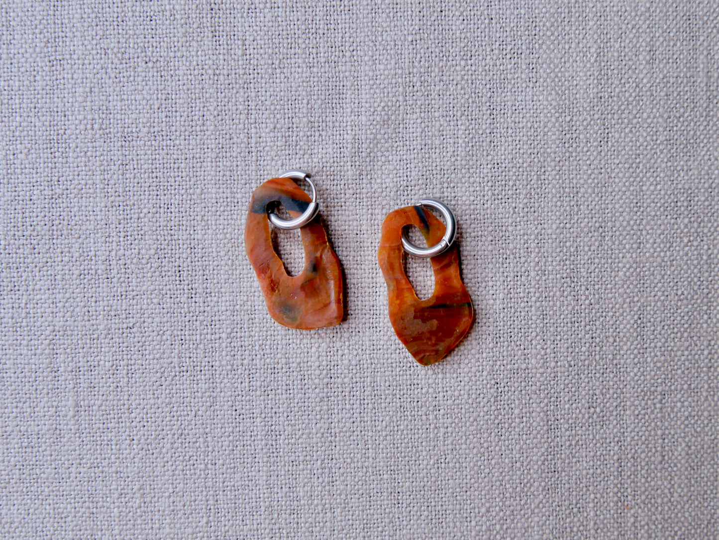 Amber tortoise hanger (silver ring)