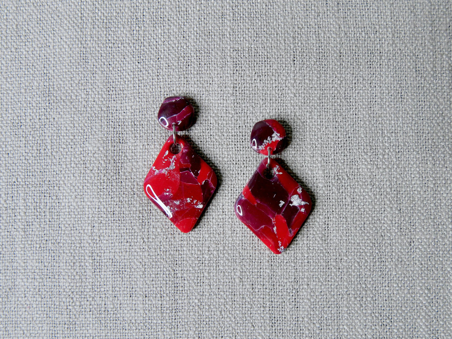 Red earrings rhombus