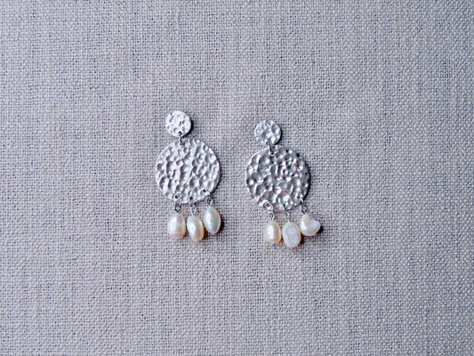 Silver earrings with pearls